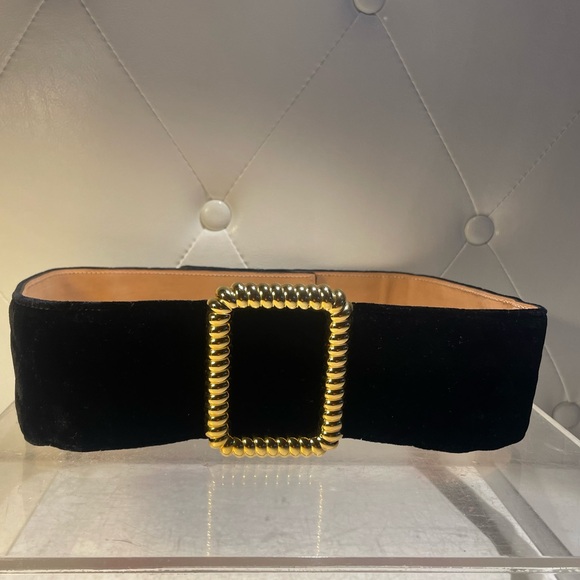 Elegant Black Belt with Gold Buckle GUCCI - Picture 1 of 16